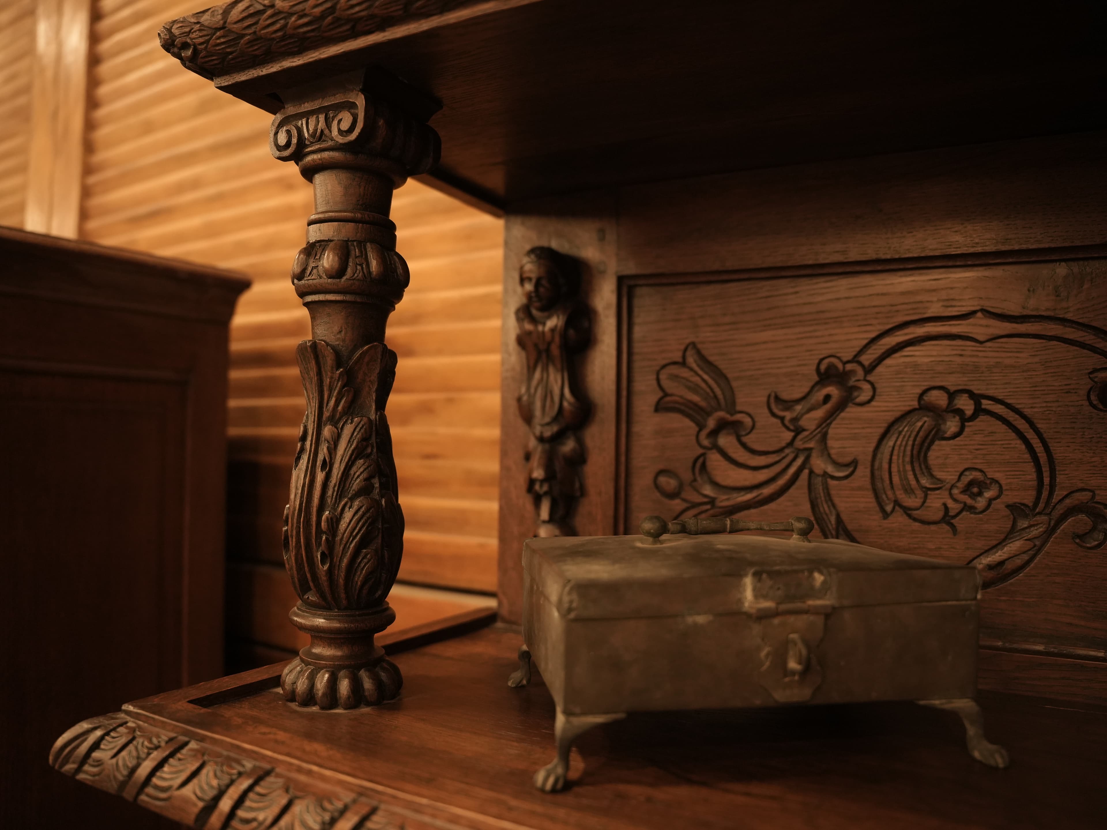 Antique interior gallery showcase